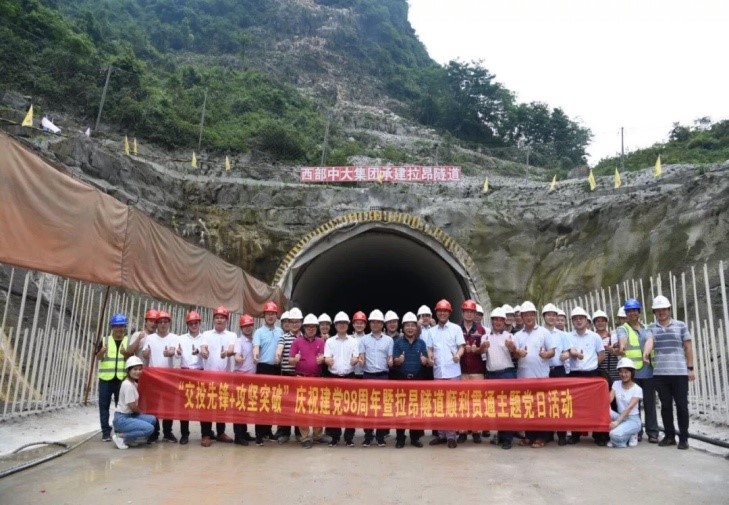 廣西柳林至柳城高速公路首座隧道順利貫通 廣西柳林至柳城高速公路首座隧道順利貫通